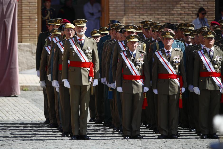 Don Felipe, formado con sus compañeros de promoción poco antes de jurar la bandera