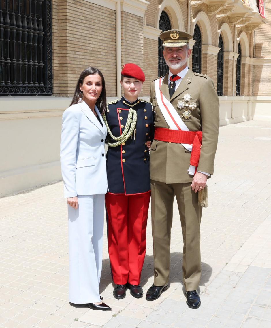 Los Reyes, al final de la ceremonia con la Princesa de Asturias
