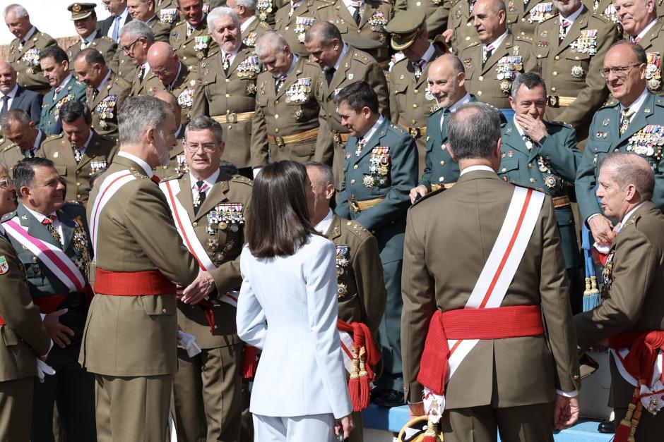 Los Reyes saludan a los compañeros de promoción de Don Felipe, con los que se formó en la Academia General Militar de Zaragoza hace 40 años