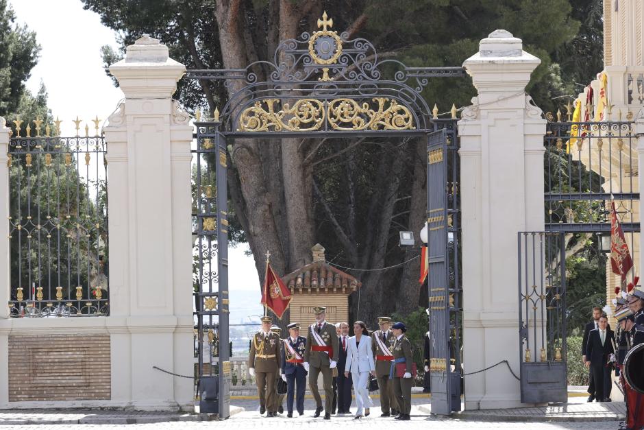 Los Reyes, en la puerta de la Academia General Militar de Zaragoza