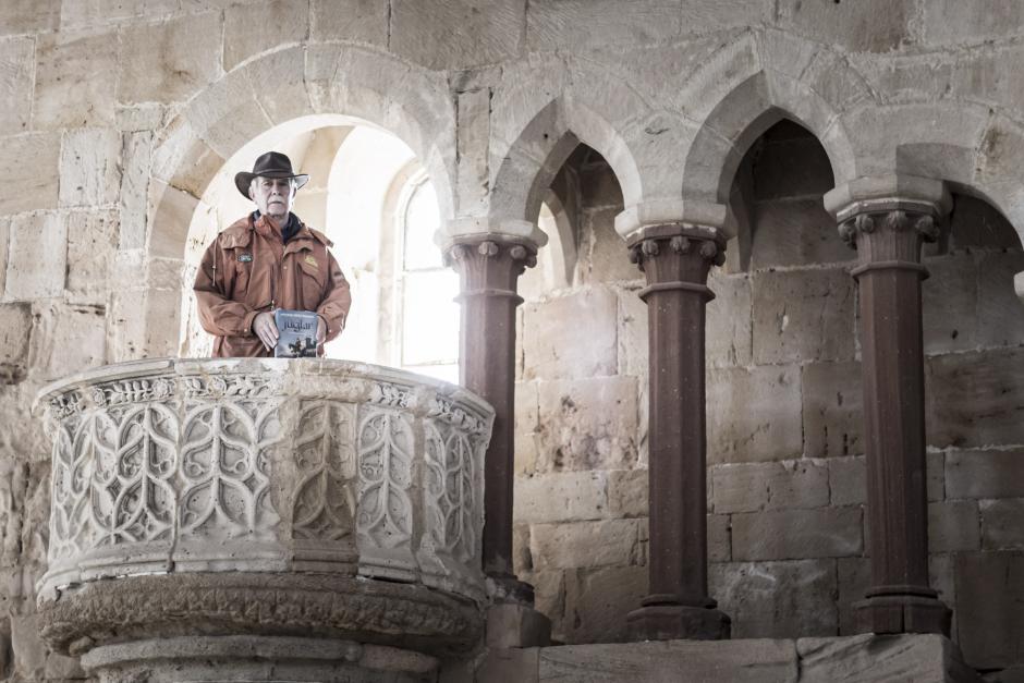 Antonio Pérez Henares, en el púlpito del refectorio del monasterio de Santa María de Huerta