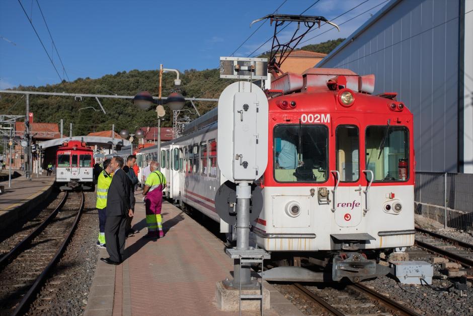 Varias personas en el andén de la estación de Cotos