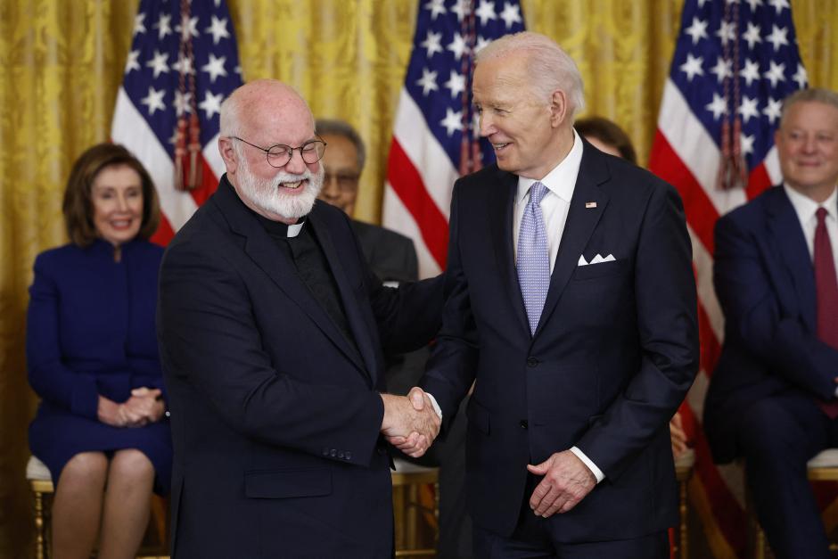 El presidente Joe Biden bromea con el jesuita Greg Boyle