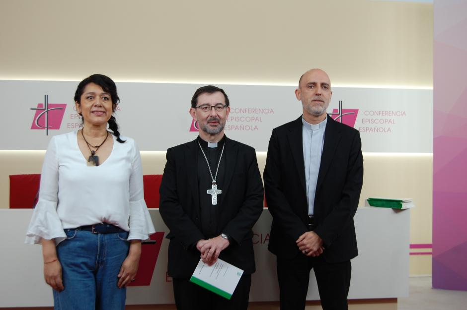 EL cardenal Cobo, en el centro de la imagen, con los otros dos ponentes