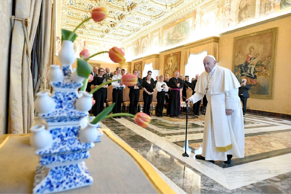 El Papa, junto a los tulipanes Fratelli Tutti