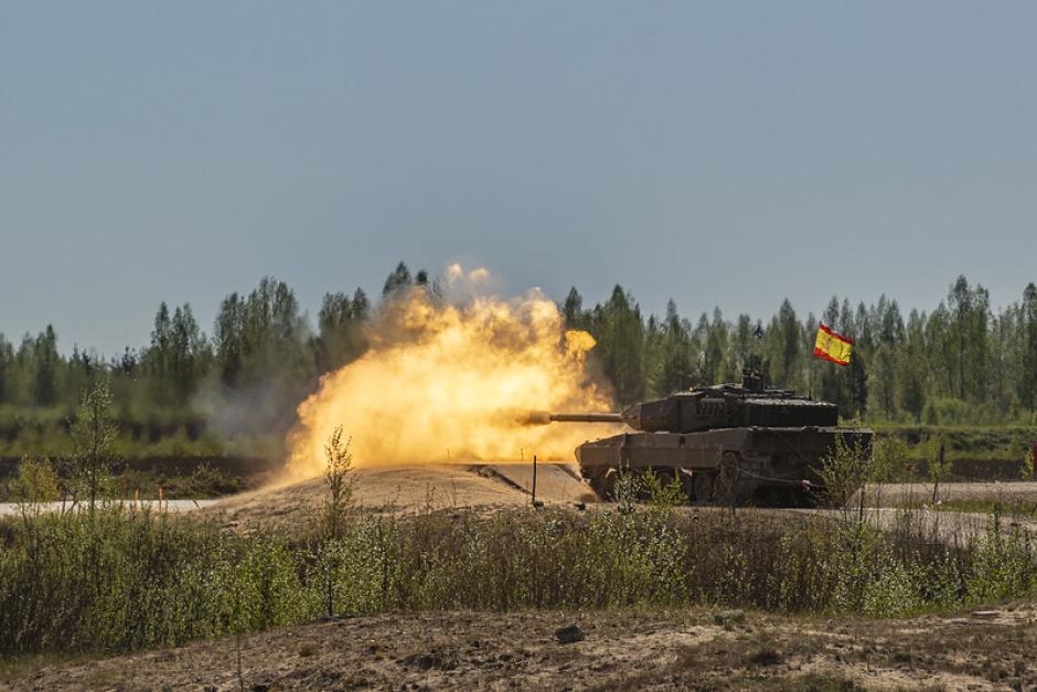 Un Leopard 2E español abre fuego en la competición de carros de combate en la base de Adazi (Letonia)