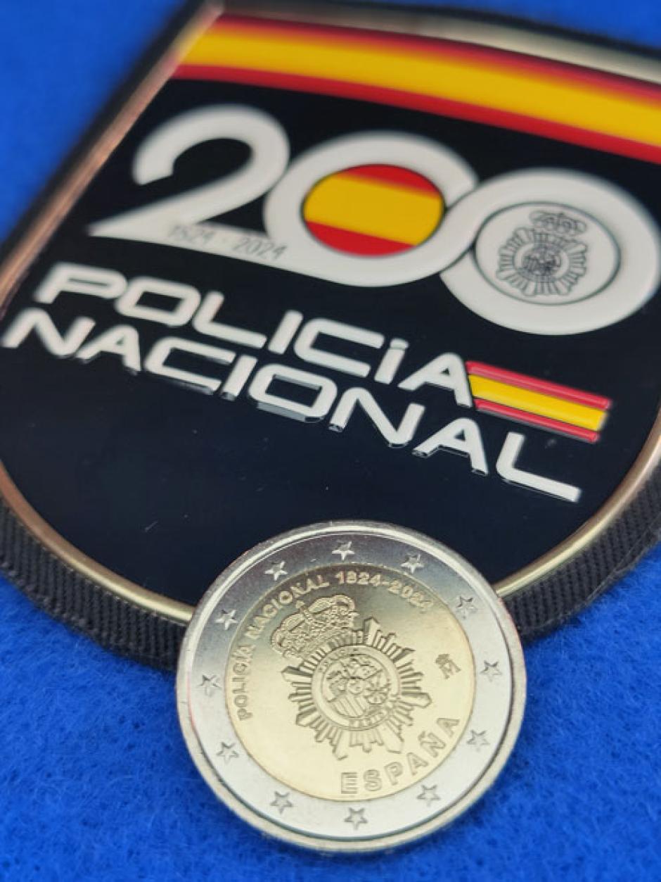 Moneda y distintivo conmemorativos del bicentenario