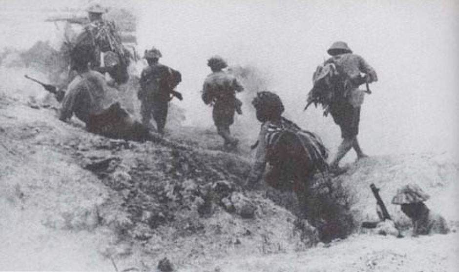 Soldados del Viet Minh lanzando un asalto durante la batalla