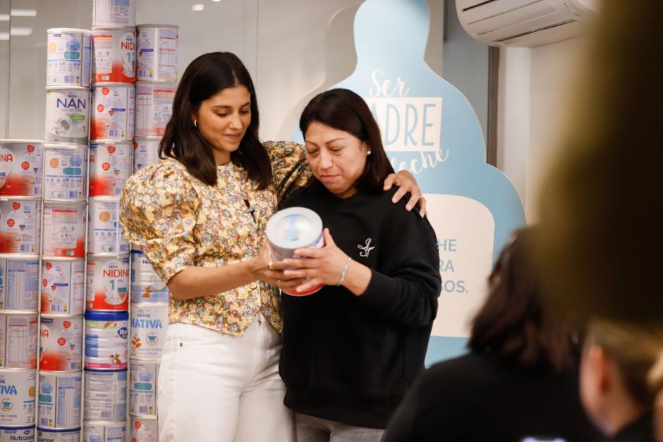 La influencer ha entregado a una madre uno de los botes de leche recogidos