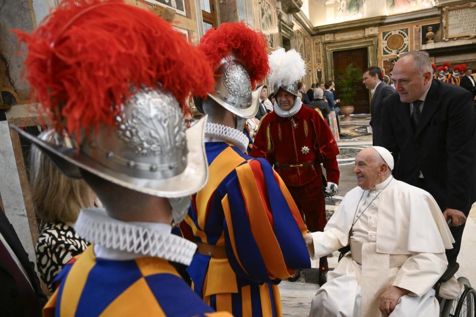 l papa Francisco agradeció este lunes los servicios y fidelidad de la Guardia Suiza a la Iglesia y a la figura del pontífice, en una audiencia a sus integrantes y a sus familias con ocasión del juramento de los nuevos reclutas, a los que instó a dejar "el móvil" y salir a "conocer Roma". EFE/ Vaticano / Simone Risoluti