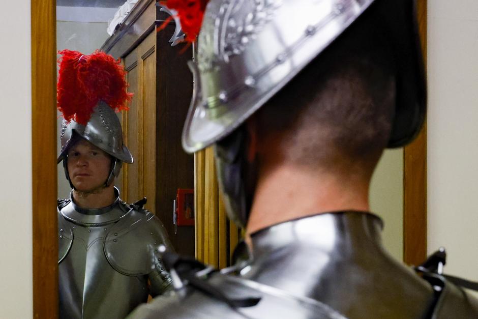 Miembros de la Guardia Suiza del Vaticano marchan antes de la ceremonia de juramento de los nuevos reclutas, este lunes en el Vaticano. El Papa Francisco recibió a los Guardias Suizo sen una audiencia antes de la tradicional ceremonia de juramento