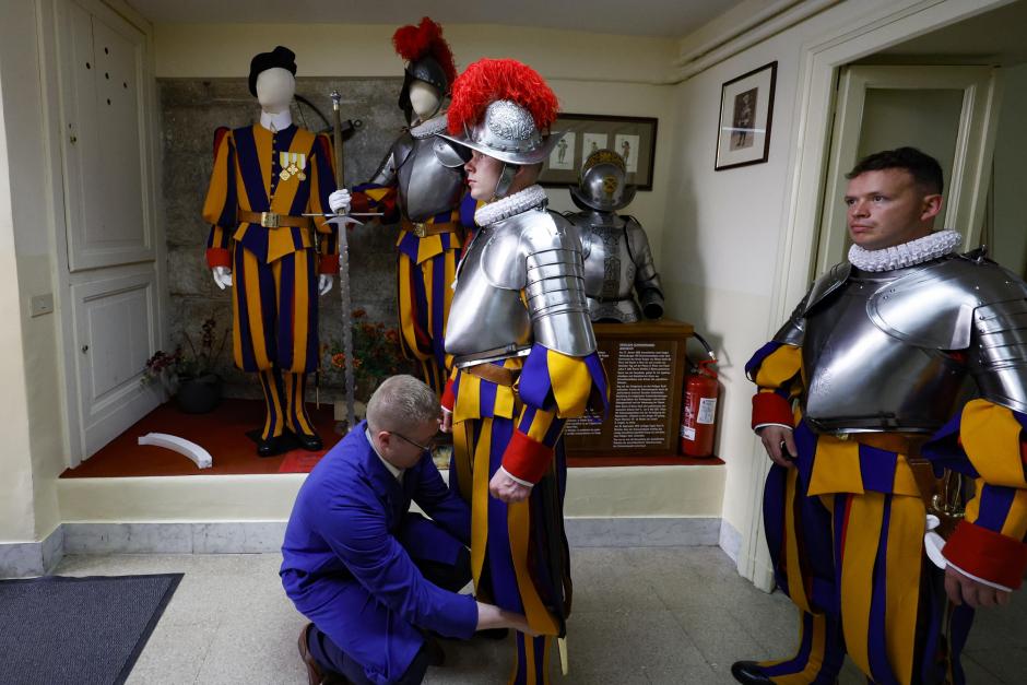 Miembros de la Guardia Suiza del Vaticano marchan antes de la ceremonia de juramento de los nuevos reclutas, este lunes en el Vaticano. El Papa Francisco recibió a los Guardias Suizo sen una audiencia antes de la tradicional ceremonia de juramento