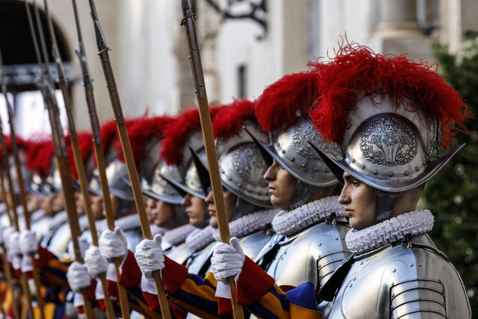 Miembros de la Guardia Suiza del Vaticano marchan antes de la ceremonia de juramento de los nuevos reclutas, este lunes en el Vaticano. El Papa Francisco recibió a los Guardias Suizo sen una audiencia antes de la tradicional ceremonia de juramento