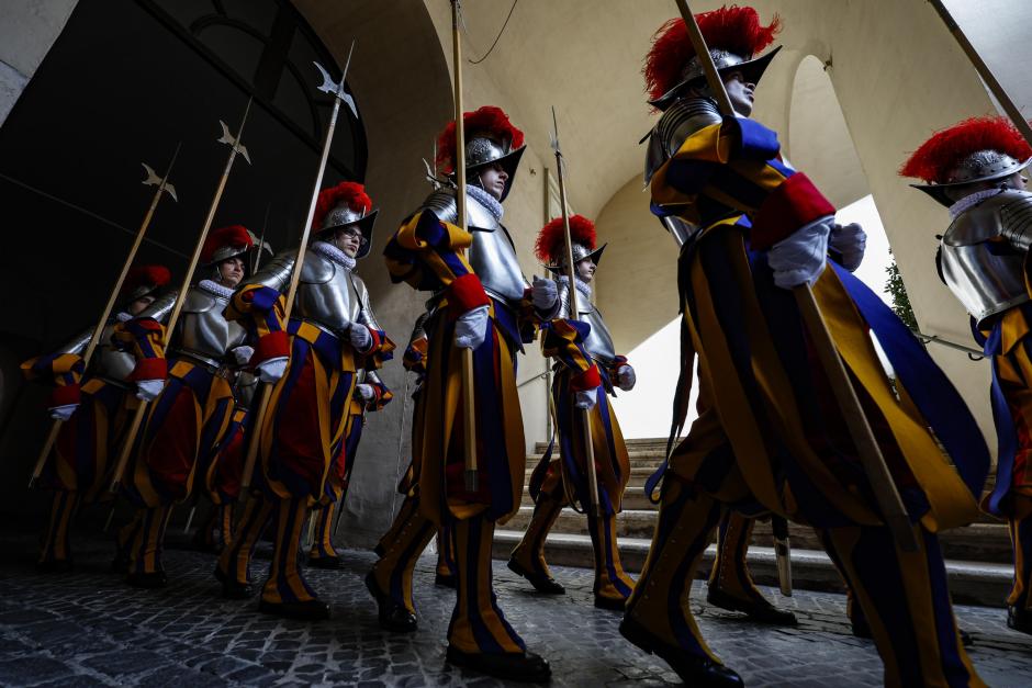 Miembros de la Guardia Suiza del Vaticano marchan antes de la ceremonia de juramento de los nuevos reclutas, este lunes en el Vaticano. El Papa Francisco recibió a los Guardias Suizo sen una audiencia antes de la tradicional ceremonia de juramento
