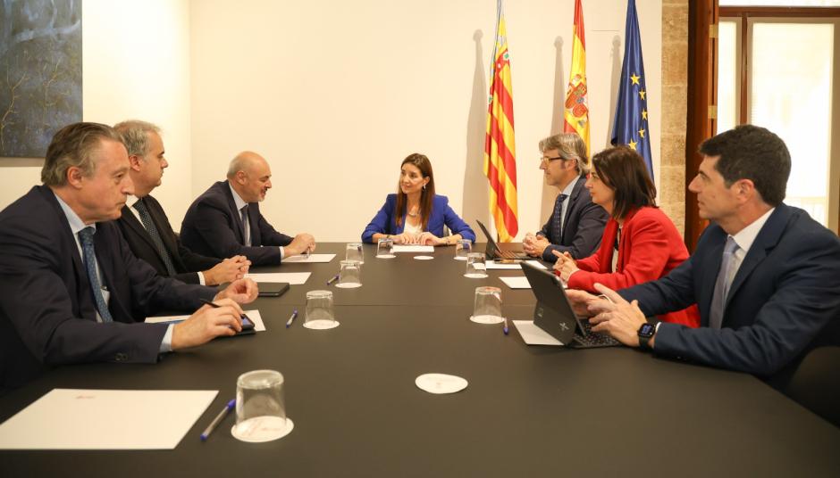 Los consejeros de Hacienda de la Comunidad Valenciana y Murcia, reunidos con sus equipos