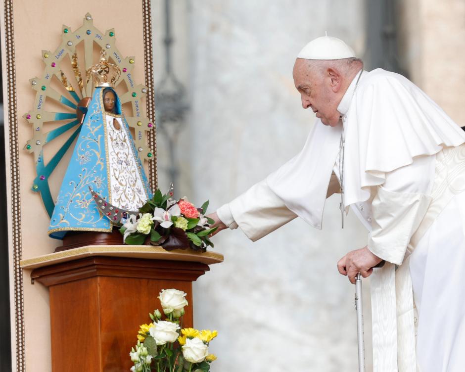 El Papa ha orado ante la Virgen de Luján, cuya festividad se celebra este viernes