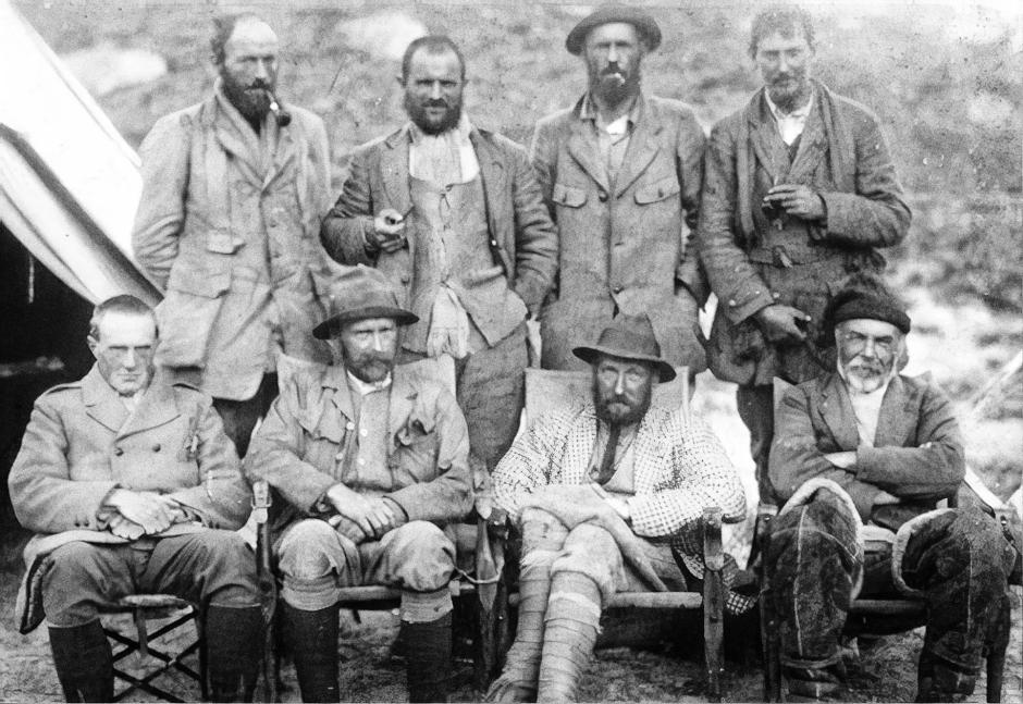 Los miembros de la expedición al Everest de 1921. Mallory está arriba a la derecha