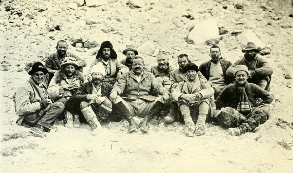 Los miembros de la expedición de 1922 en el campamento base. En la fila de delante se encuentra Mallory