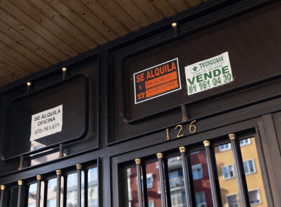 Carteles de 'se alquila' y 'se vende' en Madrid