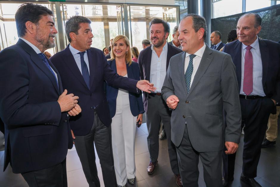 Barcala, Mazón, Baño y otros de los asistentes a la presentación del informe sobre el Aeropuerto de Alicante
