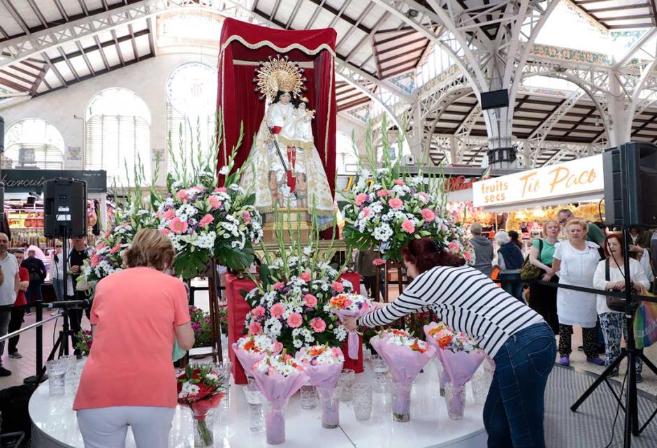 Los vendedores del Mercado Central de Valencia celebran la ofrenda de flores a la Virgen de los Desamparados