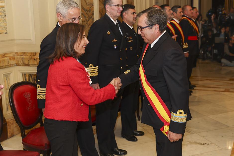 La ministra Robles condecora al Contralmirante del Cuerpo de Ingenieros de la Armada José Antonio Toro Fernández (Subdirector General de Relaciones Internacionales de la DGAM)