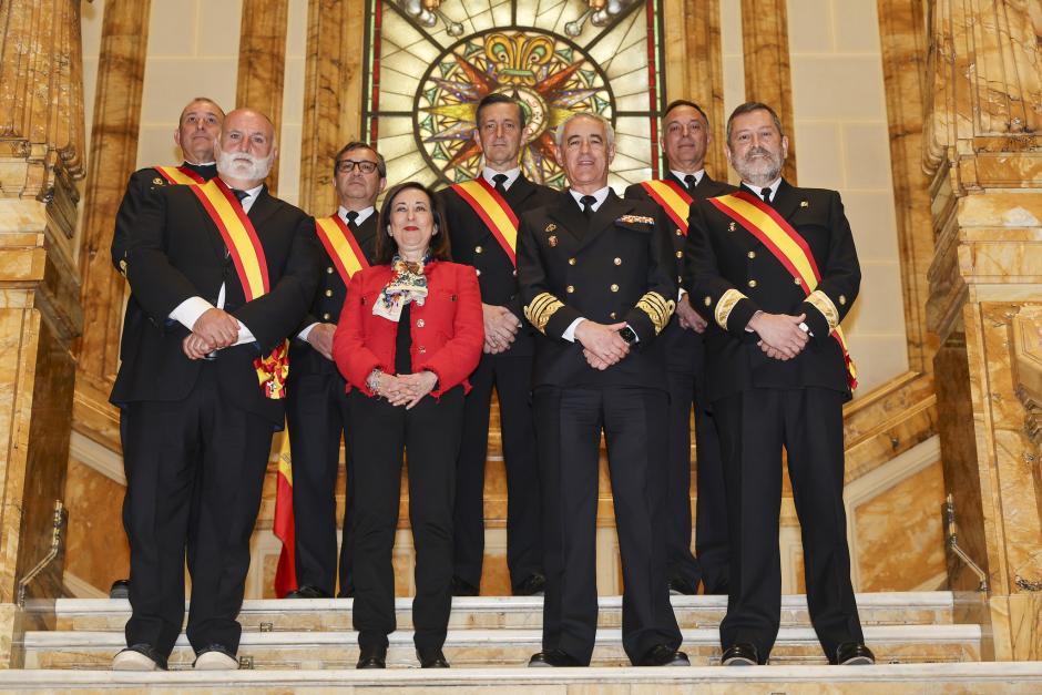 Foto de familia de la ministra de Defensa Margarita Robles y el almirante general Antonio Piñeiro con los condecorados con la la Gran Cruz al Mérito Naval