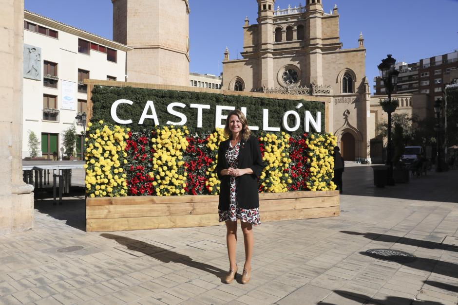 Begoña Carrasco con el tapiz floral de Castellón