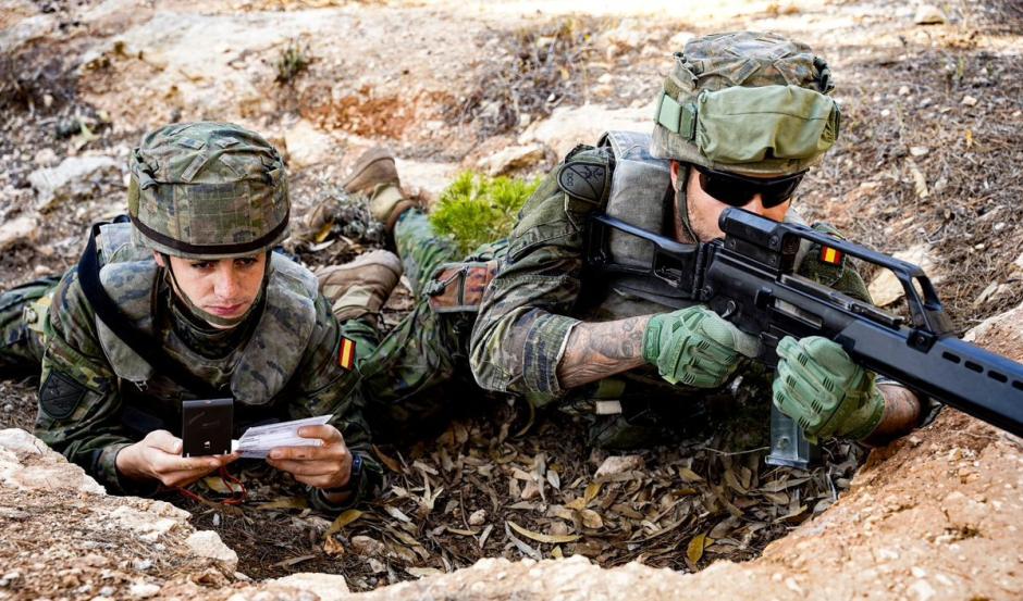 Dos militares del Tercio Gran Capitán 1 de la Legión en una misión disuasoria en Melilla