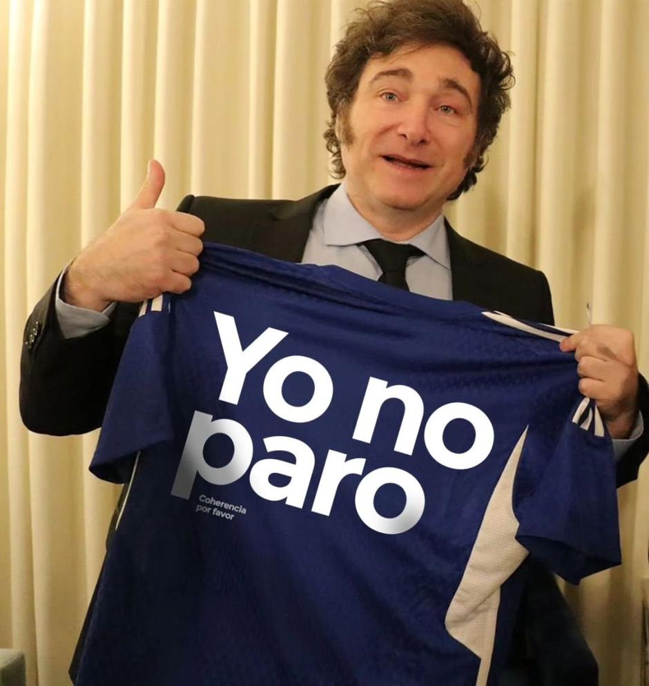 Javier Milei, presidente de Argentina, con una camiseta contra el segundo paro nacional