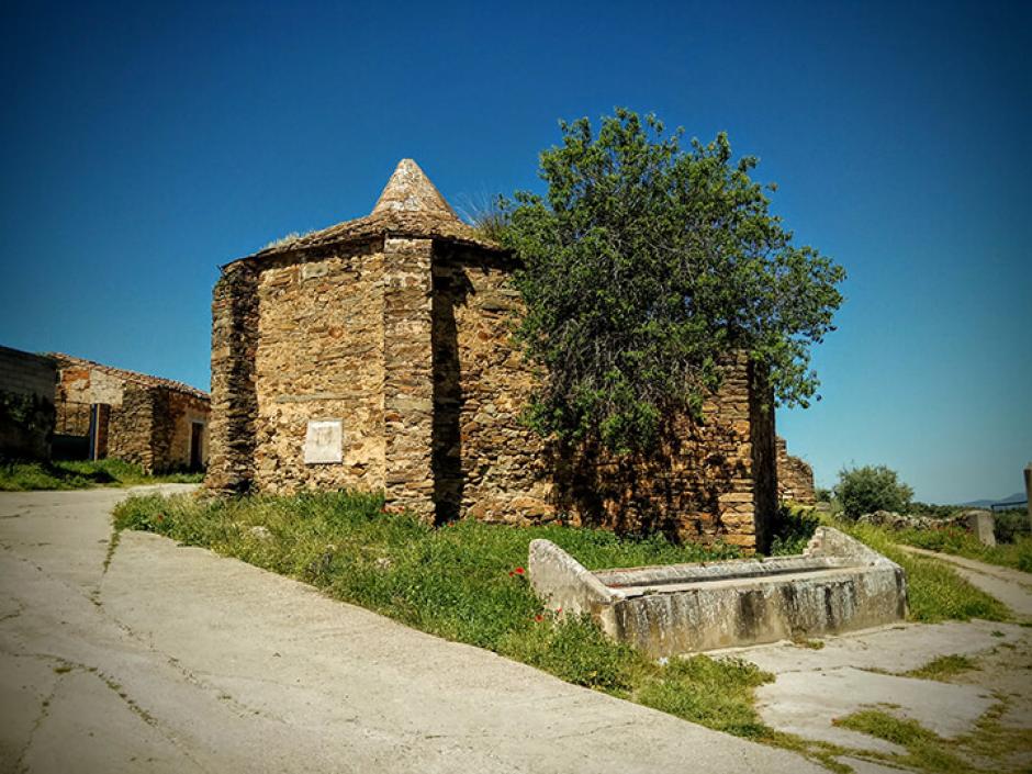 La ermita está coronada por una extraña pirámide maciza de ladrillo