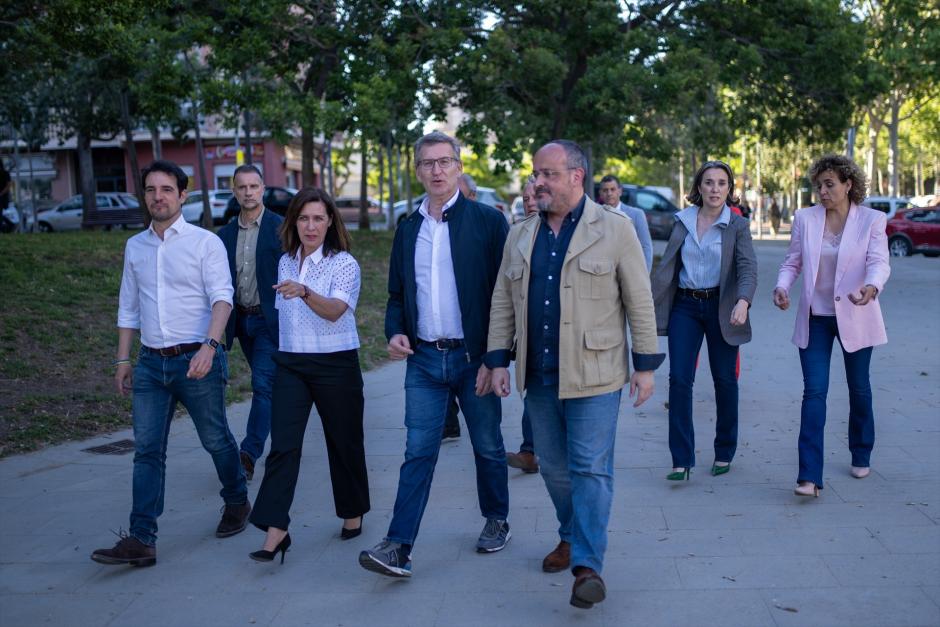 El presidente del partido PP Alberto Núñez Feijóo (c) y el candidato del PP Alejandro Fernández (3d), a su llegada a un mitin del PP,