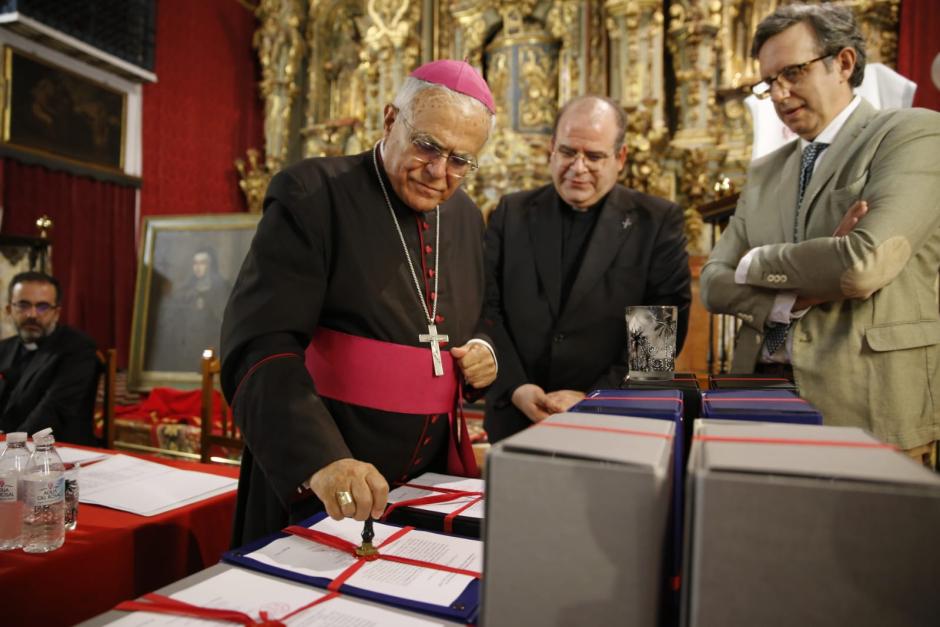 El obispo, Demetrio Fernández, lacra el expediente que se enviará a Roma