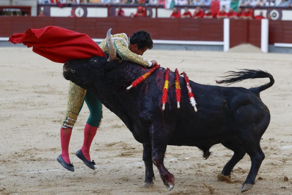 El diestro mexicano Leo Valadez, en el percance sufrido hoy en Las Ventas