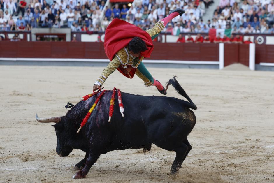 El diestro mexicano Leo Valadez, en el percance sufrido hoy en Las Ventas