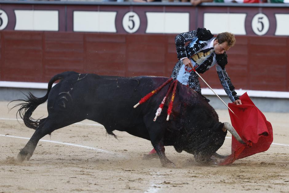 Román, con el primer toro de su lote, al que cortó una oreja