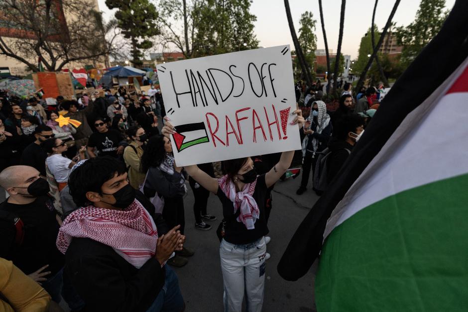 Manifestantes propalestinos en la Universidad de Los ángeles piden que Israel "saque las manos de Rafah"