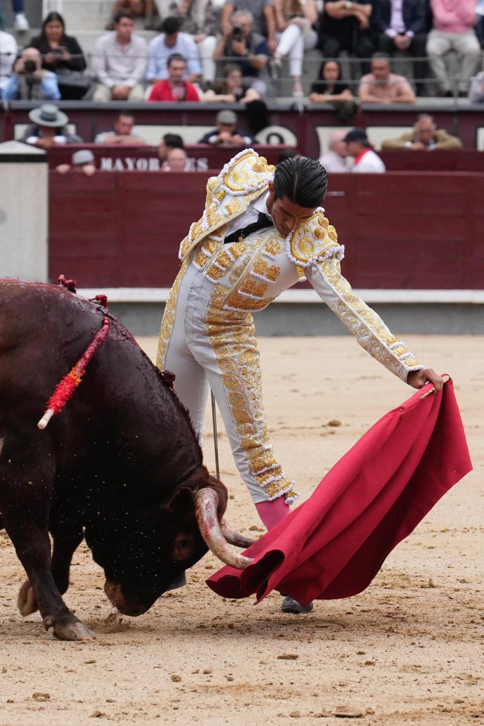 El diestro Calita lidia al primer toro de la tarde