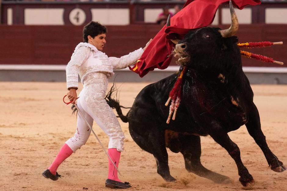 Álvaro Alarcón lidia al último toro de la tarde