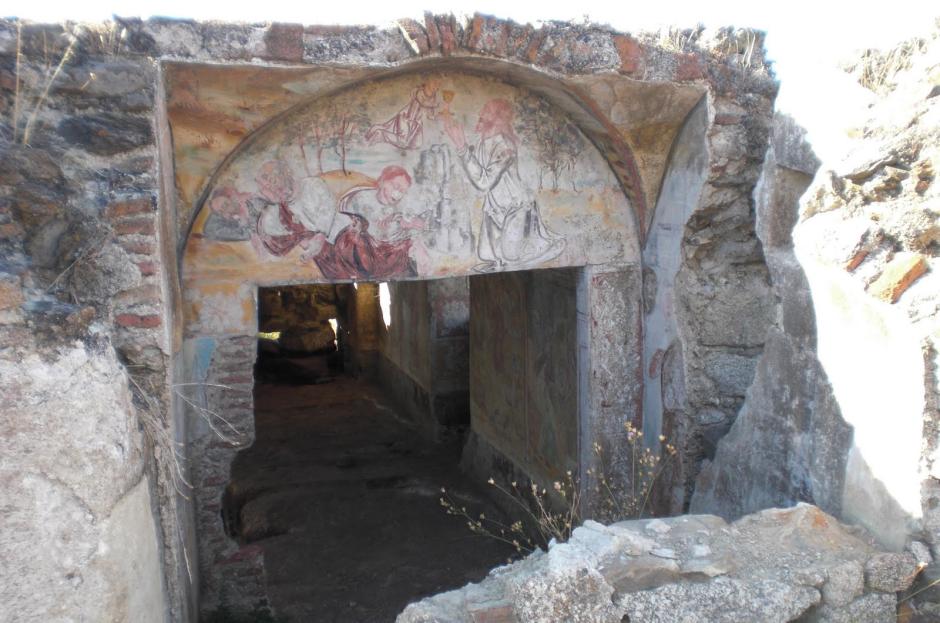 La entrada, decorada con coloridos frescos