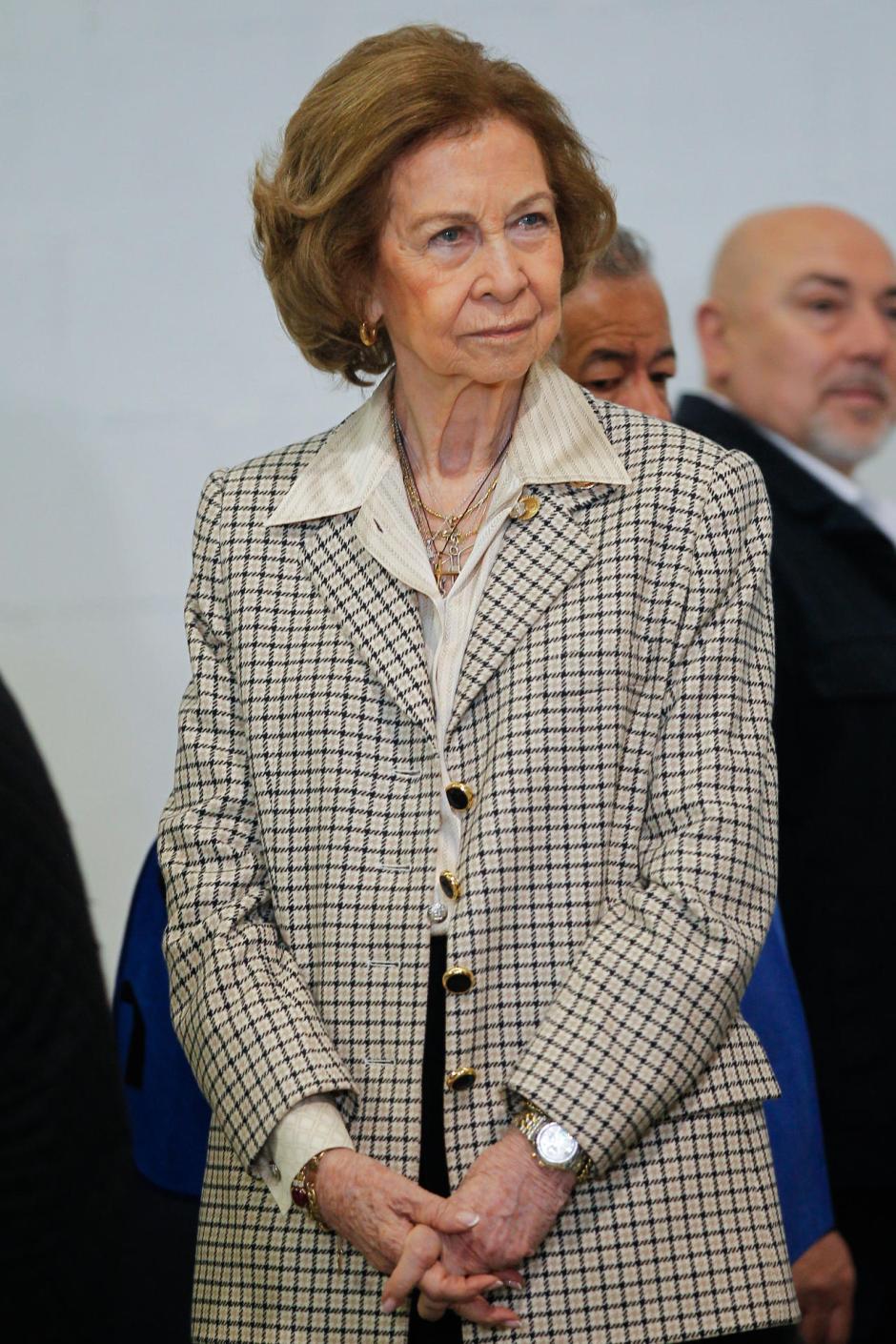 Doña Sofía, durante la visita realizada este lunes a un banco de alimentos en Lugo