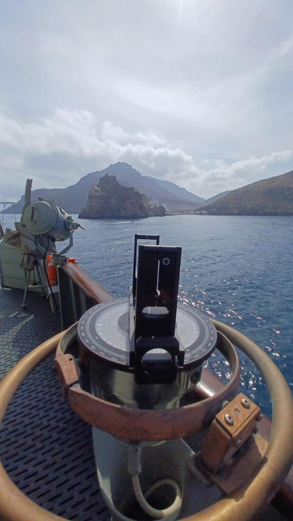 Espectacular vista del Peñón de Velez desde el patrullero Vigía de la Armada