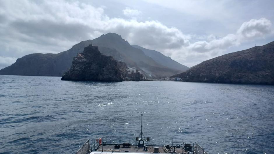 El Patrullero Vigía de la Armada española rastrea el peñón de Velez, de soberanía española