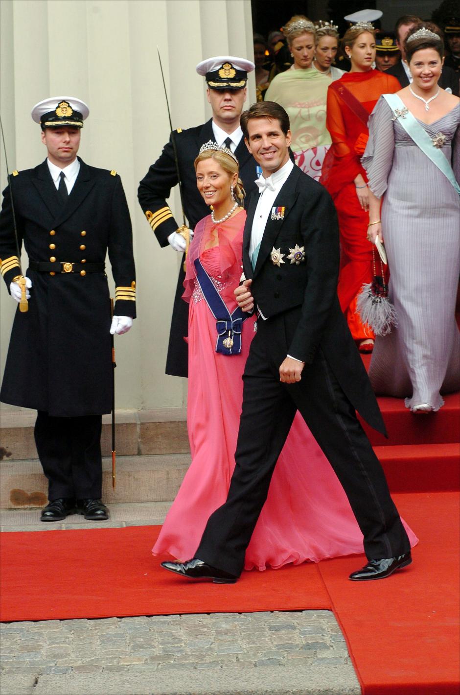 BODA REAL ENTRE EL PRINCIPE FEDERICO DE DINAMARCA Y MARY DONALDSON EN LA CATEDRAL DE COPENHAGUE
EN LA IMAGEN EL PRINCIPE FEDERICO DE DINAMARCA ( ESPADA ) CON SU HERMANO EL PRINCIPE JOAQUIN DE DINAMARCA ESPERANDO EN EL ALTAR
Hounsfield / Klein / Zabulon / 60080 / Abaca / © KORPA
14/05/2004
COPENHAGUE *** Local Caption *** The Danish Crown Prince Frederik (L) waiting together with his brother prince Joachim for her fiancee Miss Mary Elizabeth Donaldson in the Our Lady's Cathedral in Copenhagen-Denmark on Friday, May 14, 2004. Photo by Hounsfield-Klein-Zabulon/ABACA/60080