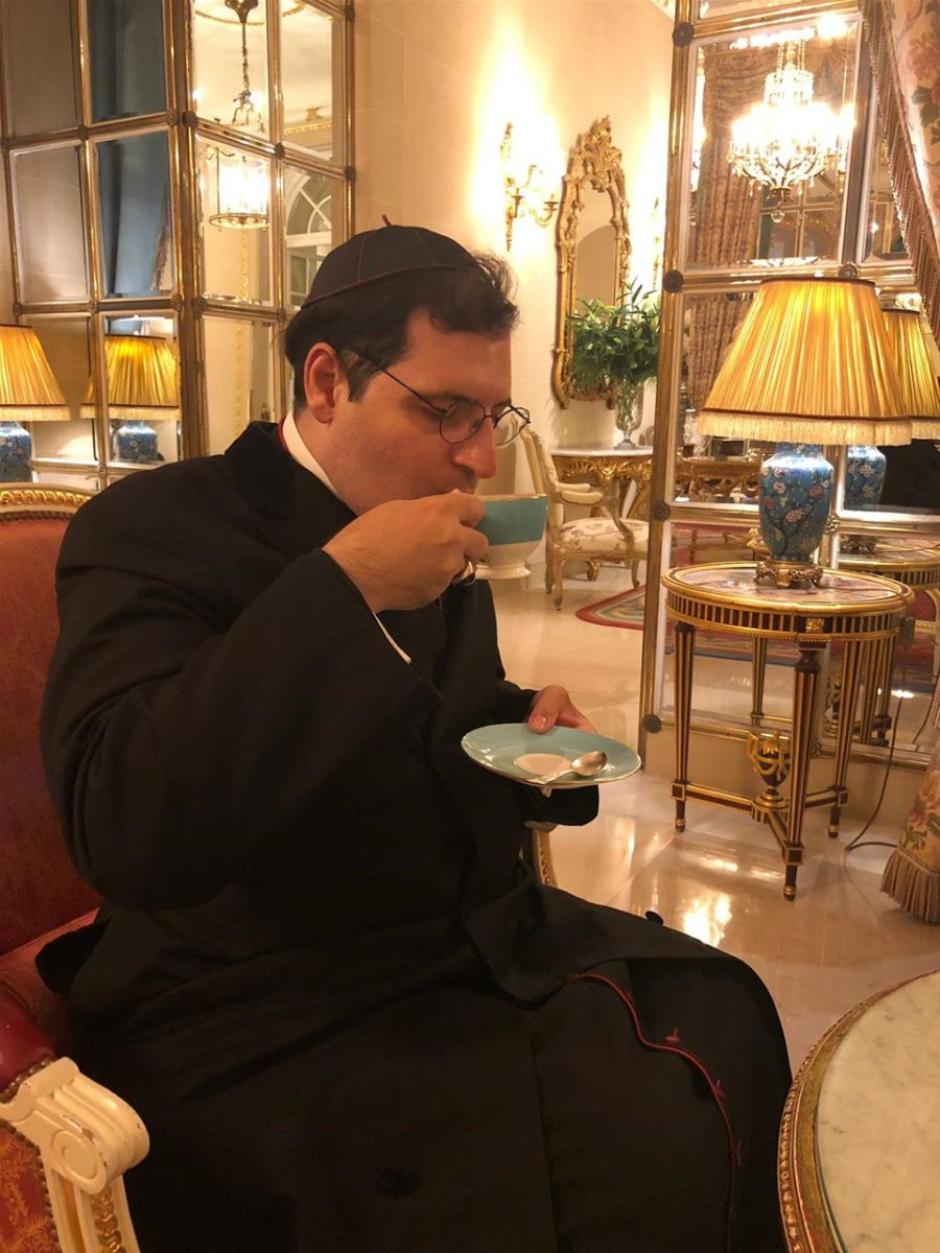 Cuando visita Londres, "Su Católica Grandeza Episcopal" gusta de "tomar puntualmente su té en el Ritz"