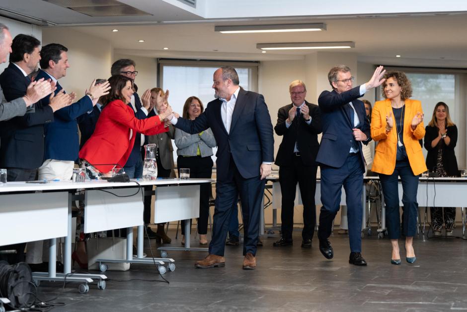 El presidente del PP Alberto Núñez Feijóo (2i), antes de presidir la reunión del Comité Ejecutivo Nacional