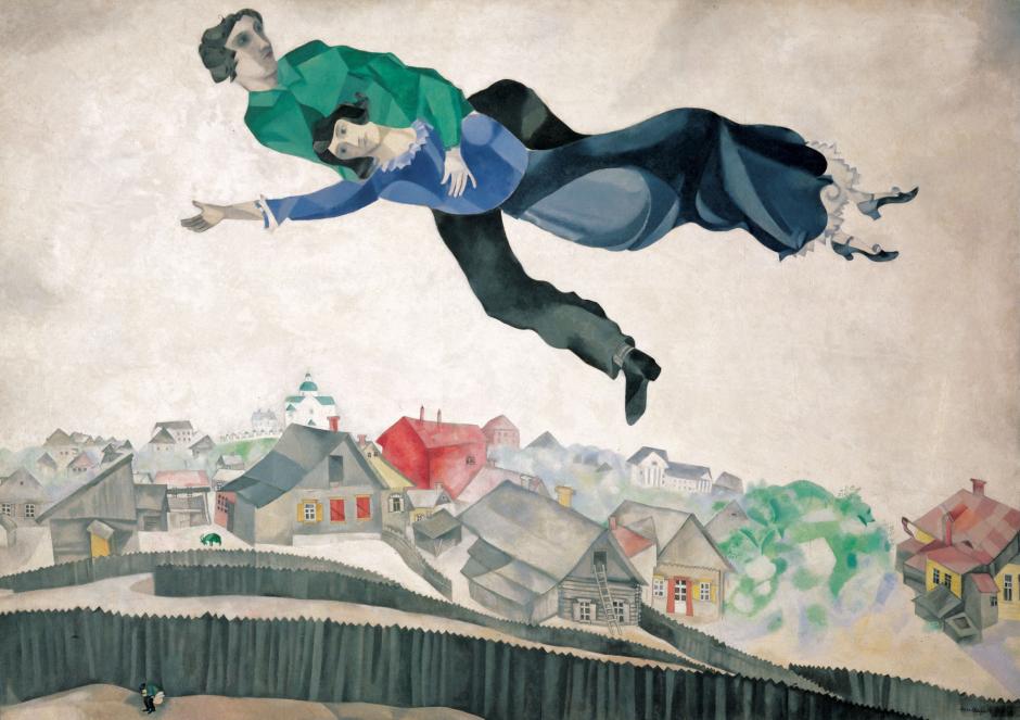 Marc Chagall (1887-1985), cuya vida atravesó dos guerras mundiales y un exilio, dejó una obra profundamente anclada en la historia del siglo XX. Encarnación del desarraigo y de la migración, como tantas figuras de su obra, el artista transitó por el mundo al albur de las convulsiones de su siglo, desde su infancia en la Rusia blanca hasta Francia, de Alemania a Palestina y de Estados Unidos a México, hasta instalarse finalmente junto al Mediterráneo.

Esta exposición, fruto de la colaboración entre La Piscine – Musée d’Art et d’Industrie André Diligent (Roubaix), Fundación MAPFRE y el Musée national Marc Chagall de Niza, plantea un amplio recorrido por su obra a la luz de los acontecimientos históricos que Chagall tuvo que enfrentar y las tomas de postura que adoptó ante ellos, en una propuesta que representa la primera lectura completa de su obra desde esta perspectiva: la de su idealismo sin condiciones, su inamovible creencia en la paz universal y el firme compromiso sociopolítico que de ella se deriva.

La obra del gran artista ruso se nos presenta así en una lectura nueva, una sorprendente revelación de la forma en que su pintura, que nos resulta tan reconocible como fascinante, encierra también un conmovedor testimonio de nuestro tiempo.