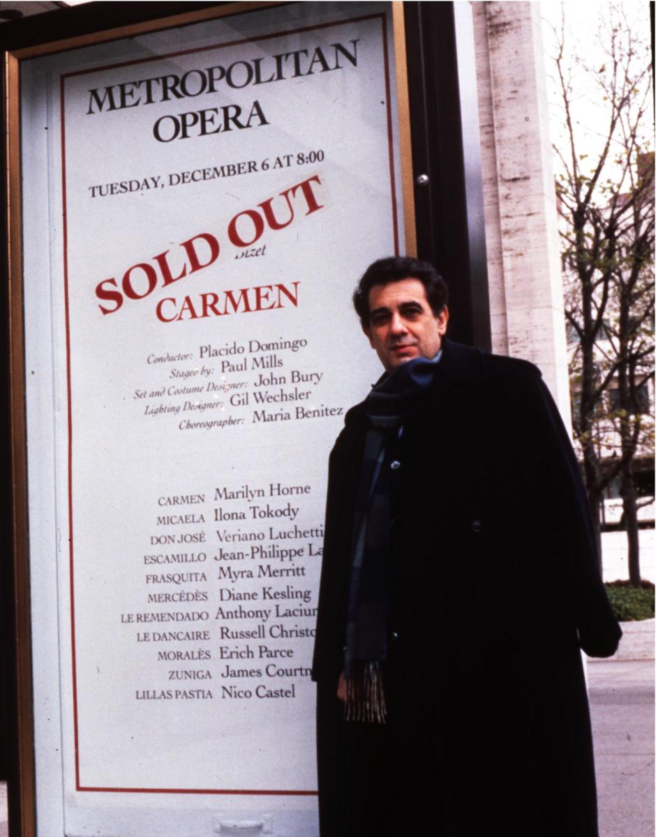 Plácido Domingo ante un cartel de Carmen en el Metropolitan