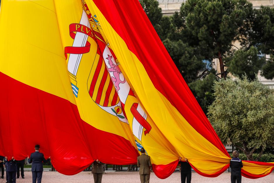 Izado de la bandera de España en Colón