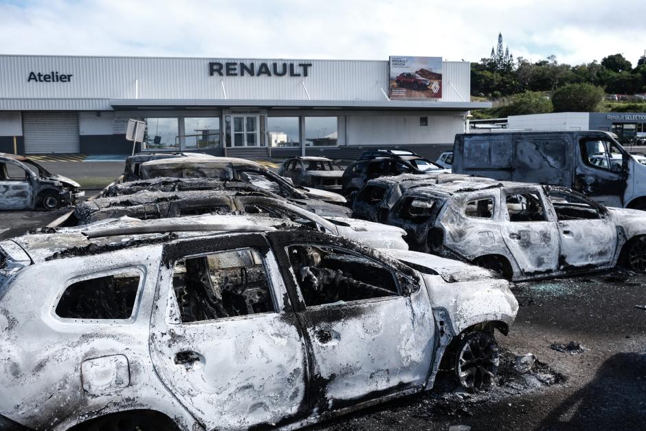 Un concesionario de coches Renault fue calcinado durante las protestas